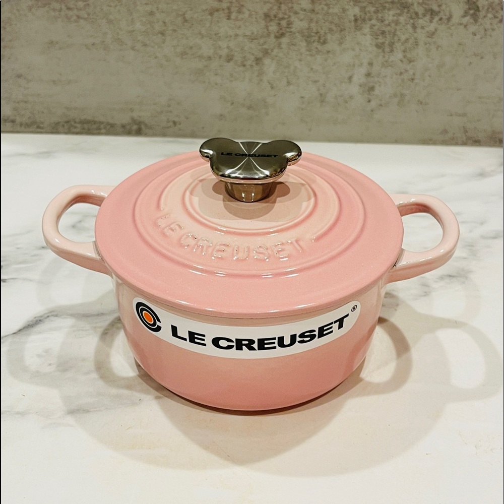 Le Creuset Dutch Oven with Bear Knob - Shell Pink